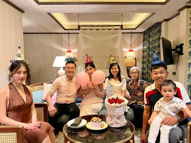 Sao Việt 24h: Chồng cũ Lệ Quyên khoe ảnh 2 con trai tại biệt thự mới gần 200 tỷ, ngoại hình 2 cậu ấm trái ngược - 6