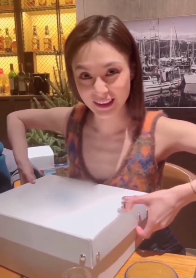 Chung Hân Đồng gầy trơ xương khiến khán giả phát sợ.