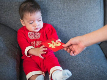 Lì xì Tết cho con vào đêm giao thừa hay sáng mùng 1, sự khác biệt quá lớn