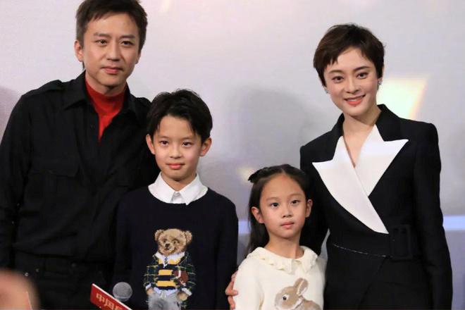 Đặng Hàm Chi sở hữu nhiều nét đẹp của cả bố và mẹ nên rất đẹp trai.