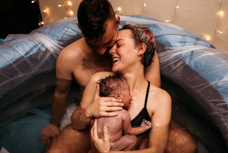 Một khoảnh khắc ngọt ngào và tuyệt vời khi người mẹ ôm con yêu vào lòng bên cạnh người bạn đời sau hành trình vượt cạn đầy khó khăn.