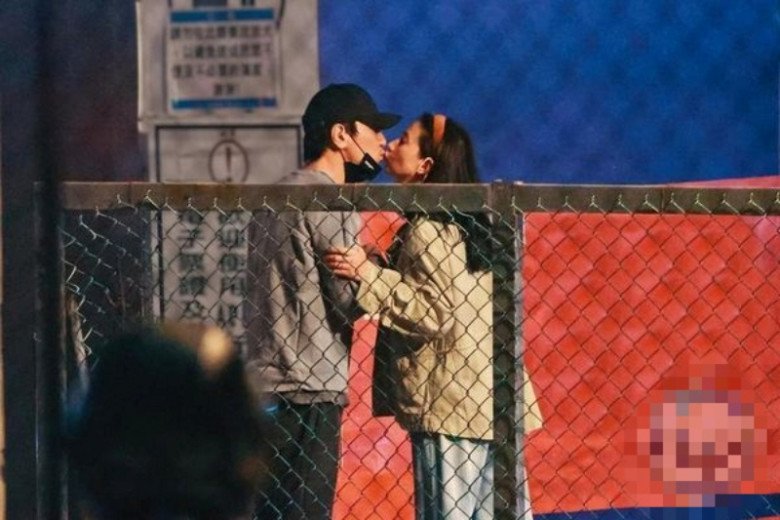 Cao Viên Viên và Triệu Hựu Đình ngọt ngào trên phố.