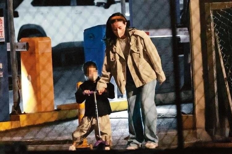 Cao Viên Viên chăm con gái, dạy cô bé đi xe trượt.