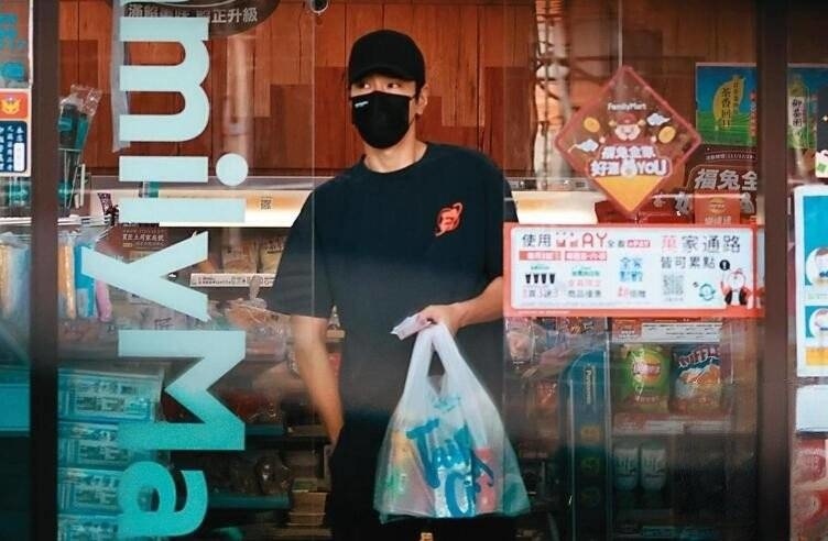 Triệu Hựu Đình vào cửa hàng tiện lợi mua đồ cho vợ con.