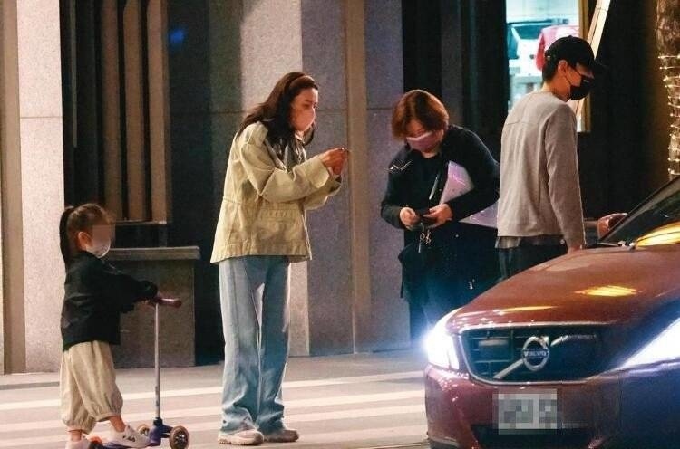 Đây là lần hiếm hoi cặp đôi để lộ con gái cưng.