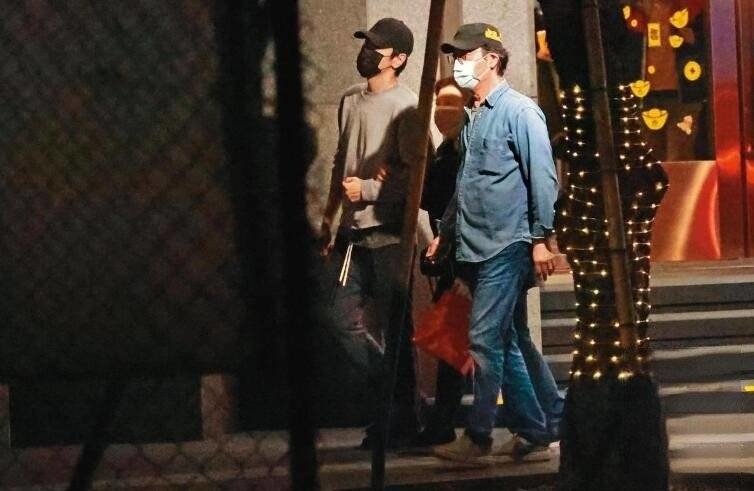 Đi cùng với vợ chồng cặp đôi là bố mẹ của Triệu Hựu Đình.