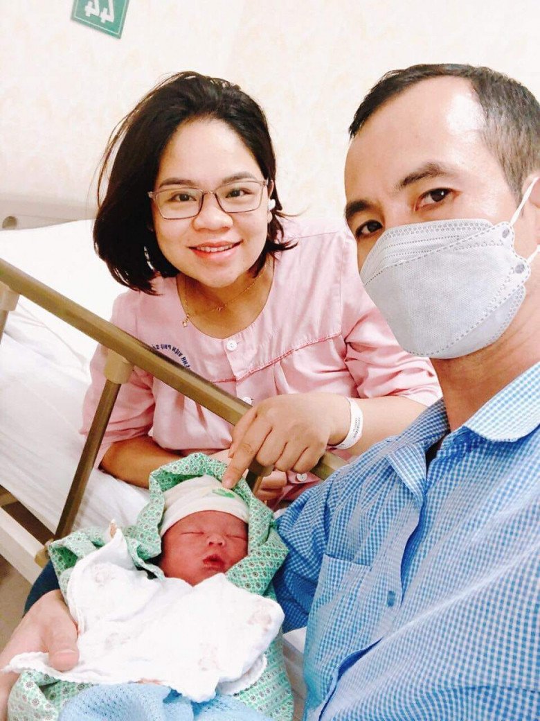 Vợ chồng chị Quyên (Hà Nội) hạnh phúc bên em bé mới chào đời của mình. (Ảnh: BSCC)