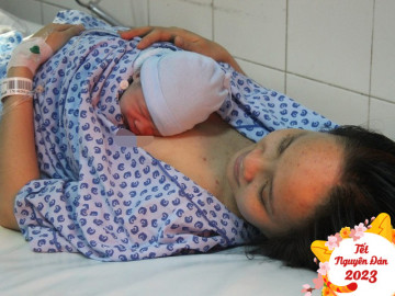 Hành trình về quê ăn Tết của bác sĩ hiếm muộn: Đang đi nhận cuộc gọi của sản phụ phải quay lại mổ đẻ