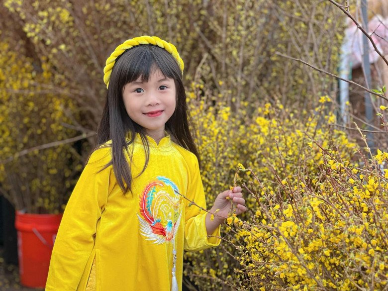 Nhóc tỳ sao Việt đón Tết: Con Thanh Thảo đi chợ hoa ở Mỹ, con lai Ấn của Võ Hạ Trâm lần đầu mặc áo dài - 5