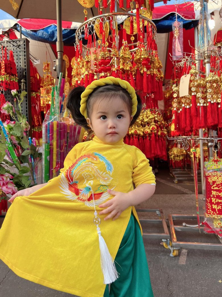 Nhóc tỳ sao Việt đón Tết: Con Thanh Thảo đi chợ hoa ở Mỹ, con lai Ấn của Võ Hạ Trâm lần đầu mặc áo dài - 4