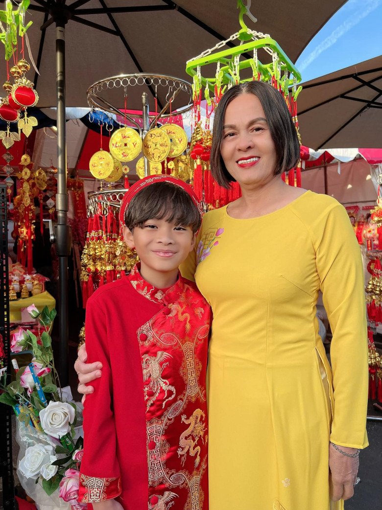 Nhóc tỳ sao Việt đón Tết: Con Thanh Thảo đi chợ hoa ở Mỹ, con lai Ấn của Võ Hạ Trâm lần đầu mặc áo dài - 6