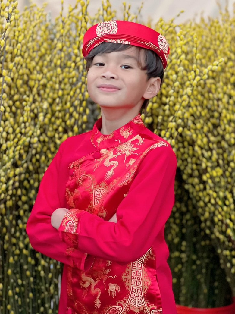 Nhóc tỳ sao Việt đón Tết: Con Thanh Thảo đi chợ hoa ở Mỹ, con lai Ấn của Võ Hạ Trâm lần đầu mặc áo dài - 8