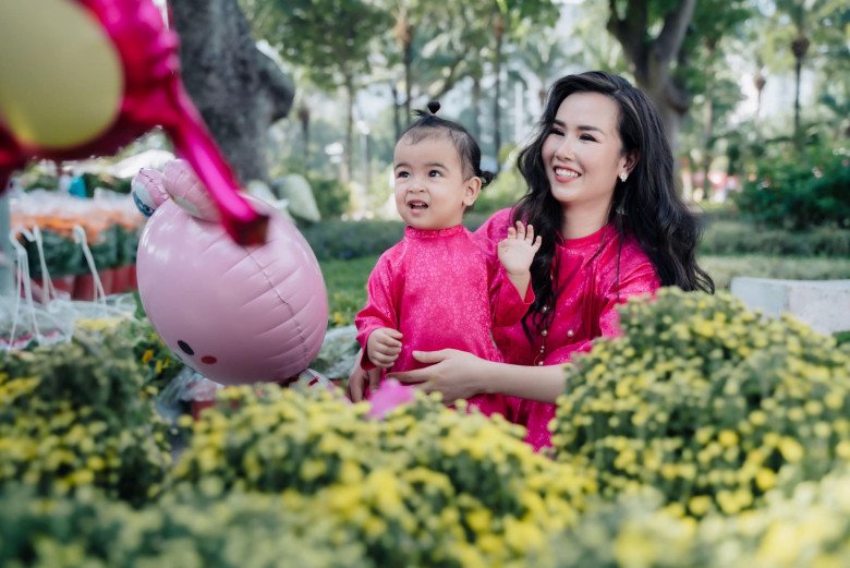 Nhóc tỳ sao Việt đón Tết: Con Thanh Thảo đi chợ hoa ở Mỹ, con lai Ấn của Võ Hạ Trâm lần đầu mặc áo dài - 11