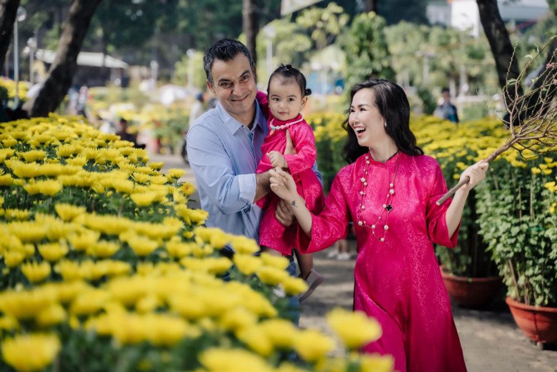Nhóc tỳ sao Việt đón Tết: Con Thanh Thảo đi chợ hoa ở Mỹ, con lai Ấn của Võ Hạ Trâm lần đầu mặc áo dài - 12