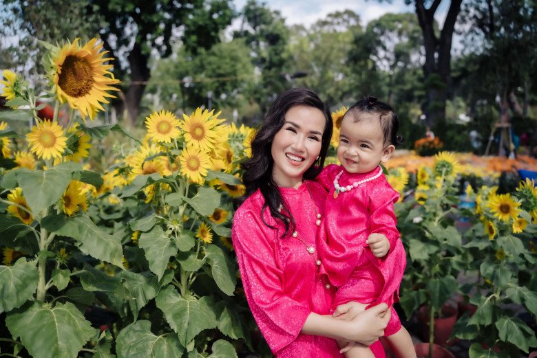 Nhóc tỳ sao Việt đón Tết: Con Thanh Thảo đi chợ hoa ở Mỹ, con lai Ấn của Võ Hạ Trâm lần đầu mặc áo dài - 15