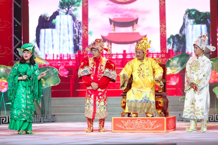 Mặt nó hầm hố chắc bố nó làm to, Dạy người ta ăn khoai cả vỏ, ăn hồng cả hột, Ăn cỗ phải có thịt gà, báo cáo phải có đàn bà mới vui là những câu thoại chơi vần gây cười trong Táo Quân 2022.