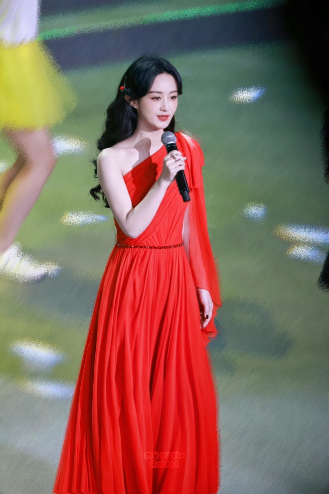 Gái một con khoe nhan sắc đỉnh cao dù ở mọi góc hình.