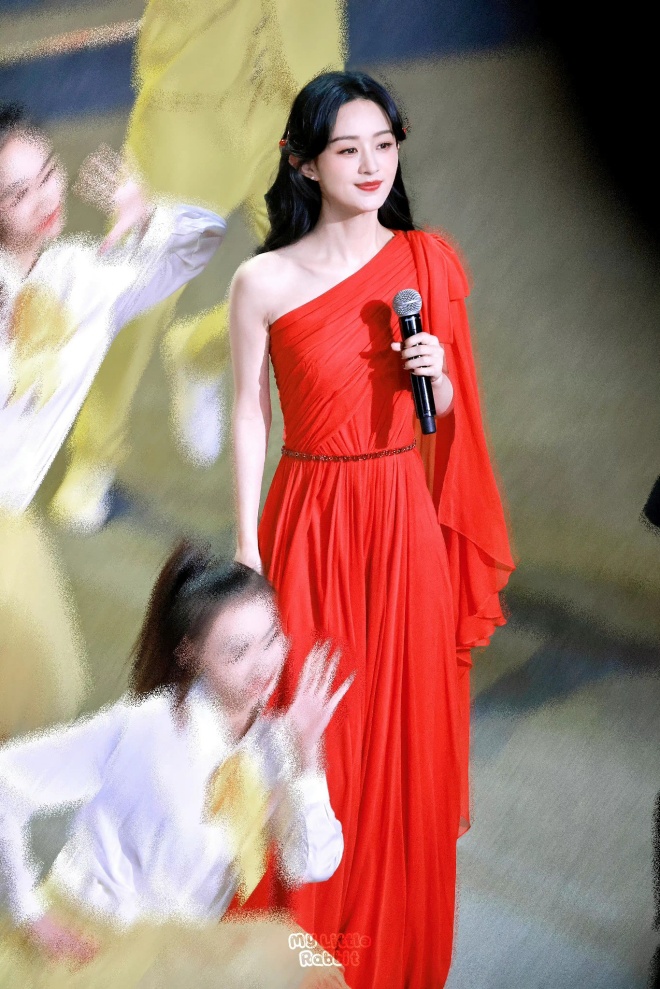 Khán giả và các fan trầm trồ trước vẻ đẹp của Triệu Lệ Dĩnh. Sau khi ly hôn, cô càng lên hương nhan sắc.