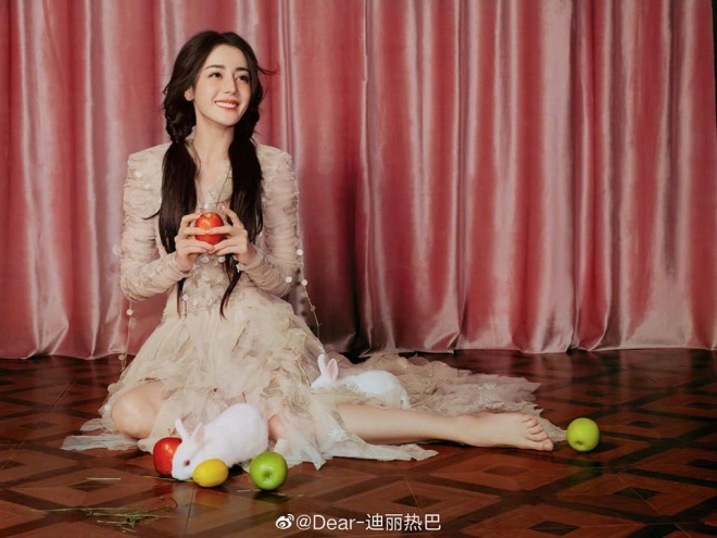 Mỹ nhân Tân Cương khiến khán giả trầm trồ vì quá đẹp và trẻ trung.