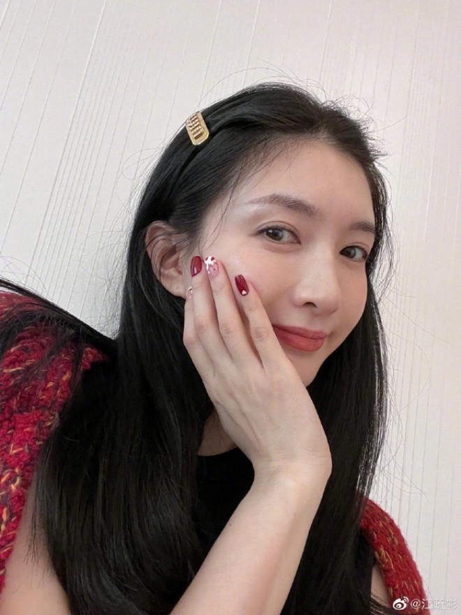 Giang Sơ Ảnh khoe bộ móng mới tậu đón Tết Quý Mão.