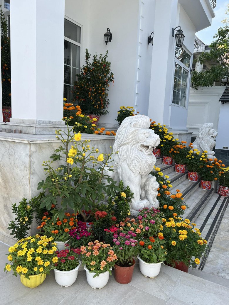 Sao Việt trang trí nhà đón Tết: Biệt thự Hà Tăng ngập sắc hoa nhưng chịu chơi nhất là người này - 2