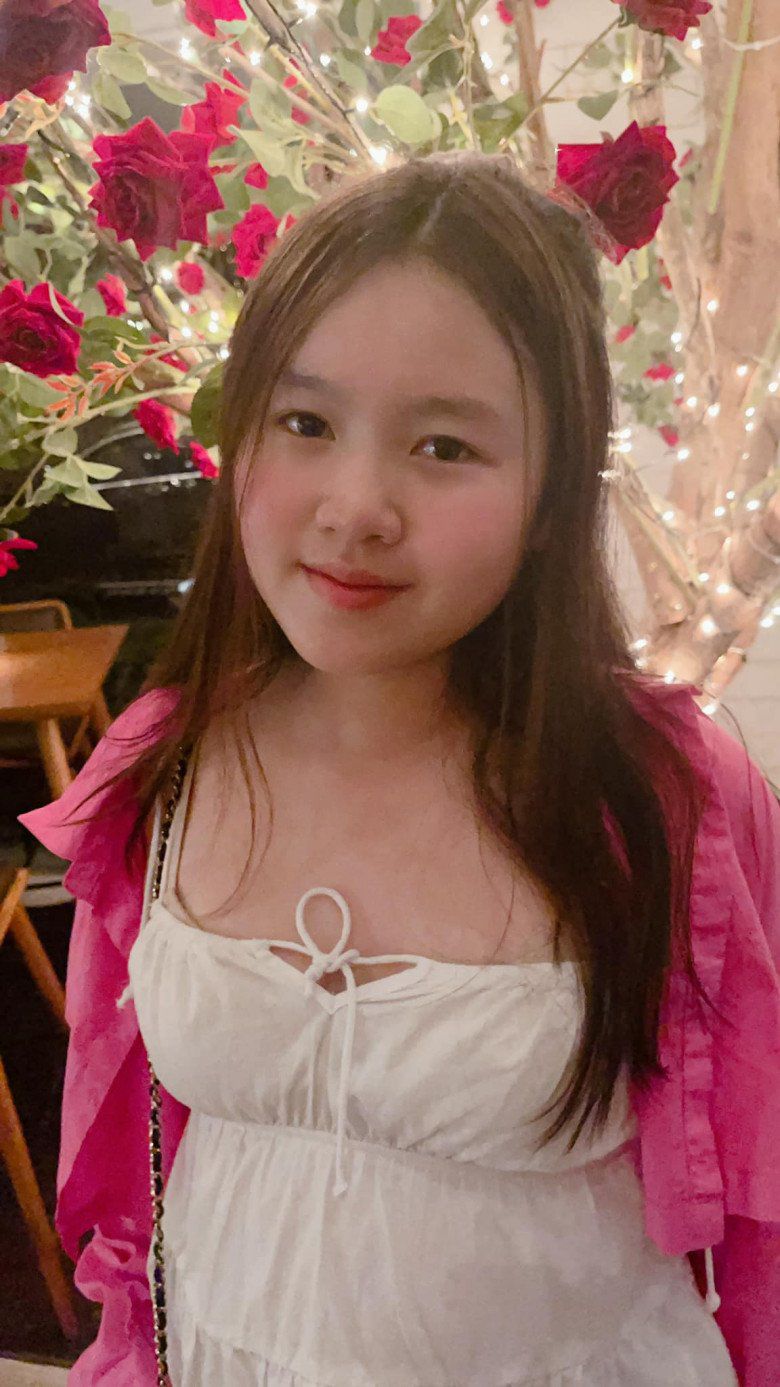 13 tuổi có nhà 200 tỷ, con gái Hoa hậu Phương Lê chỉ diện áo dài trắng giản dị du Xuân - 1