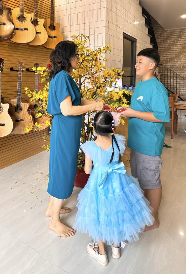 Con riêng Cường Đôla, Lê Phương đón Tết Nguyên Đán 2023 hạnh phúc bên gia đình mới của bố mẹ - 7