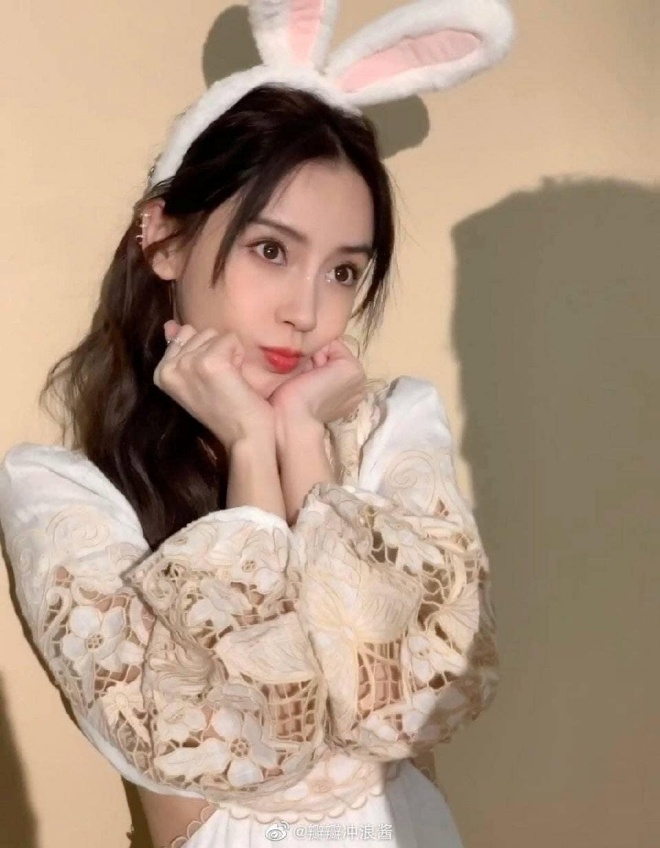 Angelababy xinh đẹp với tai thỏ đáng yêu. Nữ diễn viên Vân Trung Ca đã có 1 năm bình yên sau khi chính thức bắt đầu cuộc sống làm mẹ đơn thân. Dù sự nghiệp không thực sự thành công nhưng Angelababy lại có một năm thoải mái, vui vẻ bên con trai. Có thể nói cuộc sống hiện giờ của vợ cũ Huỳnh Hiểu Minh rất ổn.