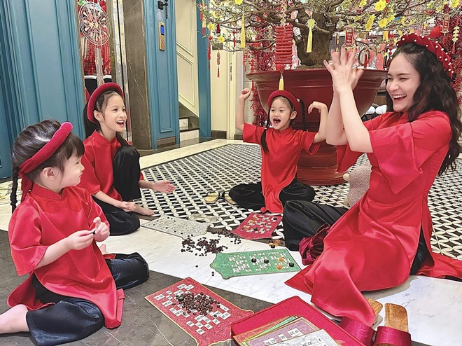 Tết của sao: Dâu mới nhà tỷ phú Johnathan Hạnh Nguyễn khoe ảnh bên bố chồng, Hồng Đăng thắm thiết ôm vợ con - 9