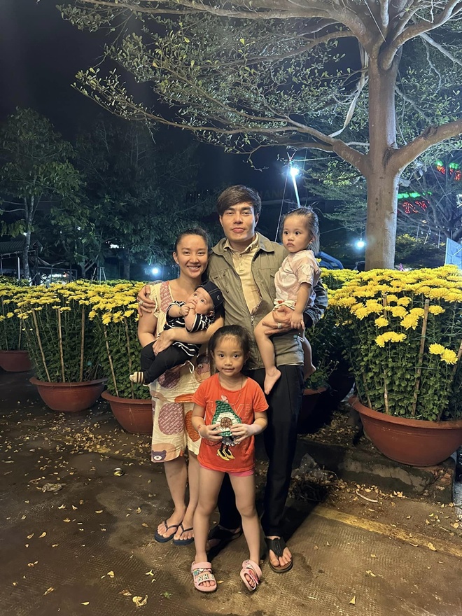 Tết của sao: Dâu mới nhà tỷ phú Johnathan Hạnh Nguyễn khoe ảnh bên bố chồng, Hồng Đăng thắm thiết ôm vợ con - 16