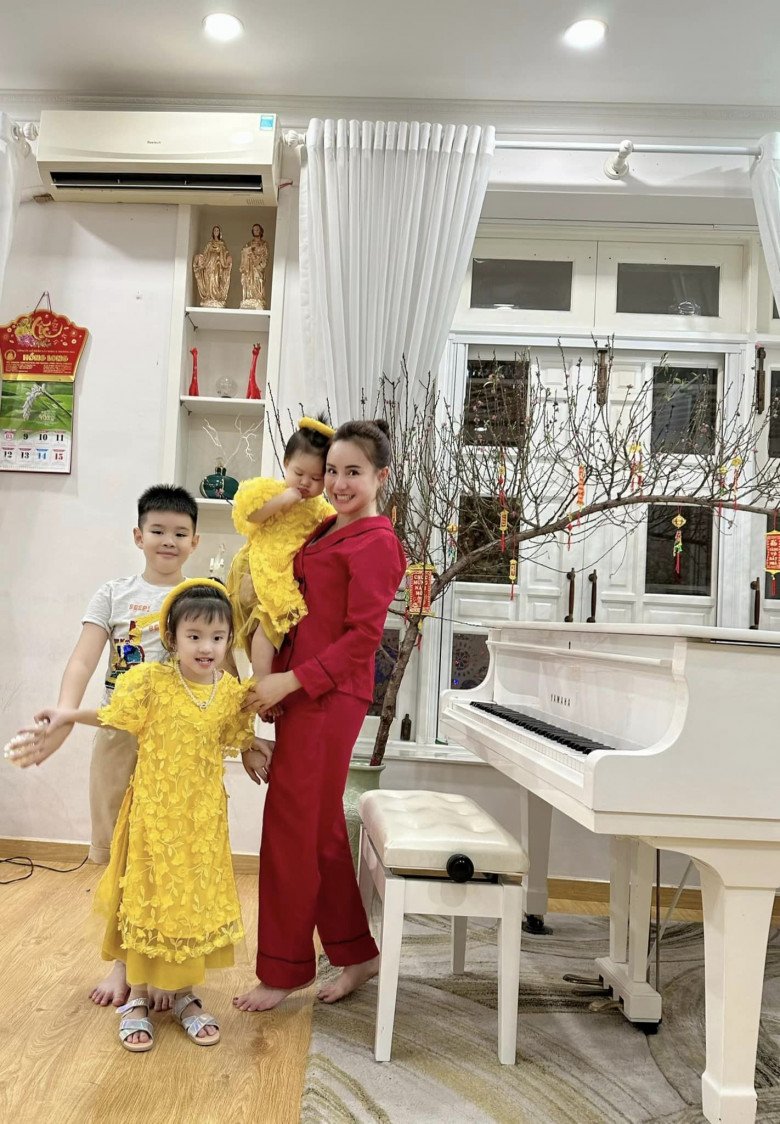 Tết của sao: Dâu mới nhà tỷ phú Johnathan Hạnh Nguyễn khoe ảnh bên bố chồng, Hồng Đăng thắm thiết ôm vợ con - 8