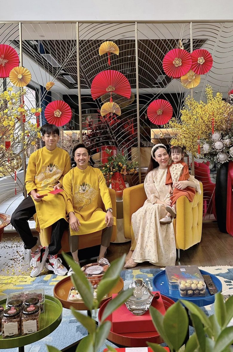 Tết của sao: Dâu mới nhà tỷ phú Johnathan Hạnh Nguyễn khoe ảnh bên bố chồng, Hồng Đăng thắm thiết ôm vợ con - 3