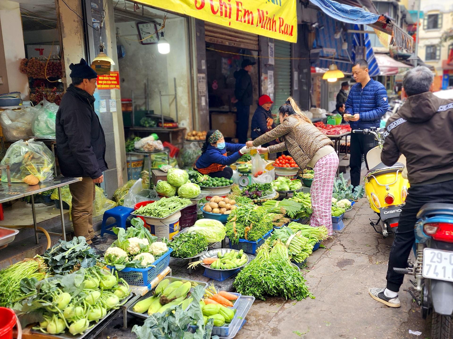 Chợ mùng Ba Tết nhộn nhịp: Lễ cúng hóa vàng, rau xanh đắt khách