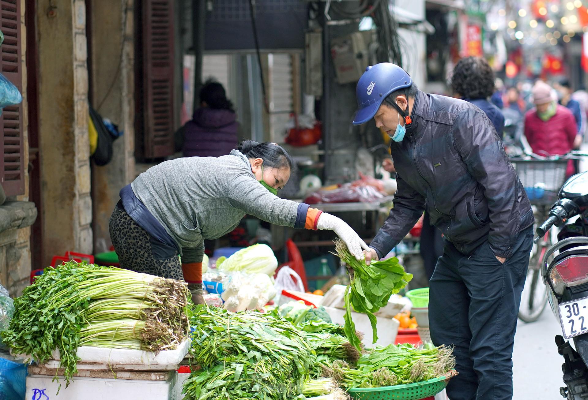 Chợ mùng Ba Tết nhộn nhịp: Lễ cúng hóa vàng, rau xanh đắt khách