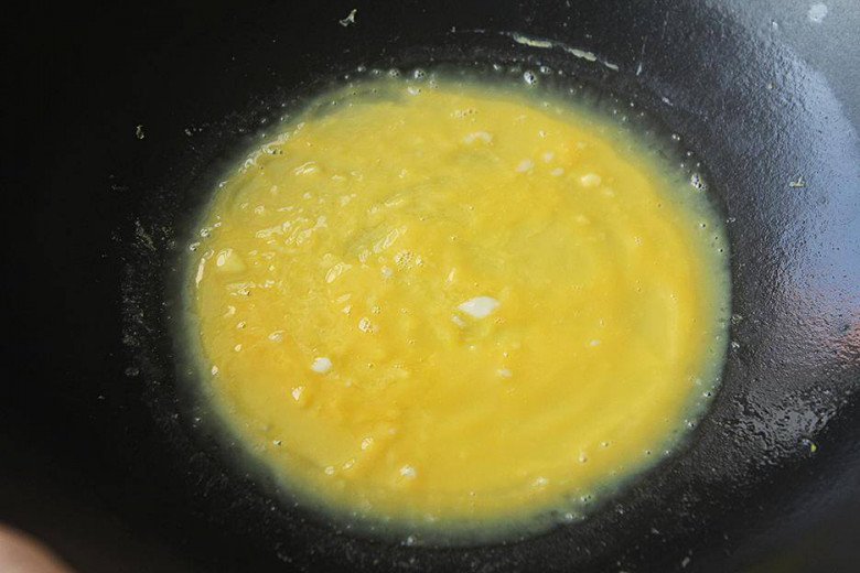 Hết Tết, vét tủ lạnh còn thừa vài quả trứng gà đem nấu kiểu này đơn giản lại ngon cơm - 5