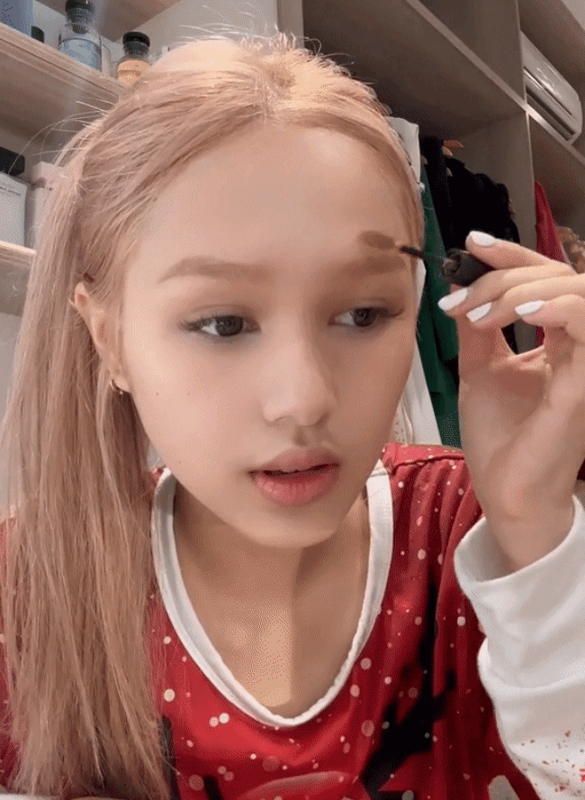 Xoài Non từng nhấn mạnh rằng, cô nàng không thể sống thiếu chân mày được cho nên bước này được đầu tư rất đắt trong quá trình trang điểm. Có chăng khi tẩy nhuộm, phần lông mix cùng bột chân mày sẽ tự nhiên hơn mà thôi. 10X thực hiện phủ phấn chân mày, sau đó, lấy chì kẻ để khắc lại cho sắc nét hơn. Cuối cùng, cô nàng còn dùng chuốt mascara để chân mày được vuốt cao hơn.