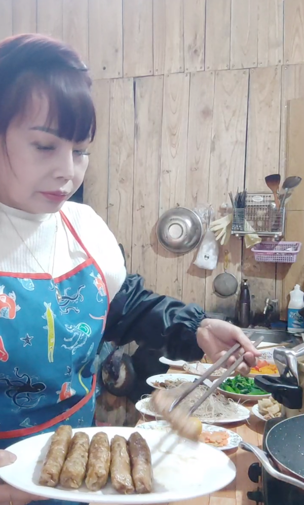 Cô dâu Thu Sao và chồng trẻ đón Tết Quý Mão hoành tráng tại nhà riêng, nhan sắc trẻ chục tuổi - 3