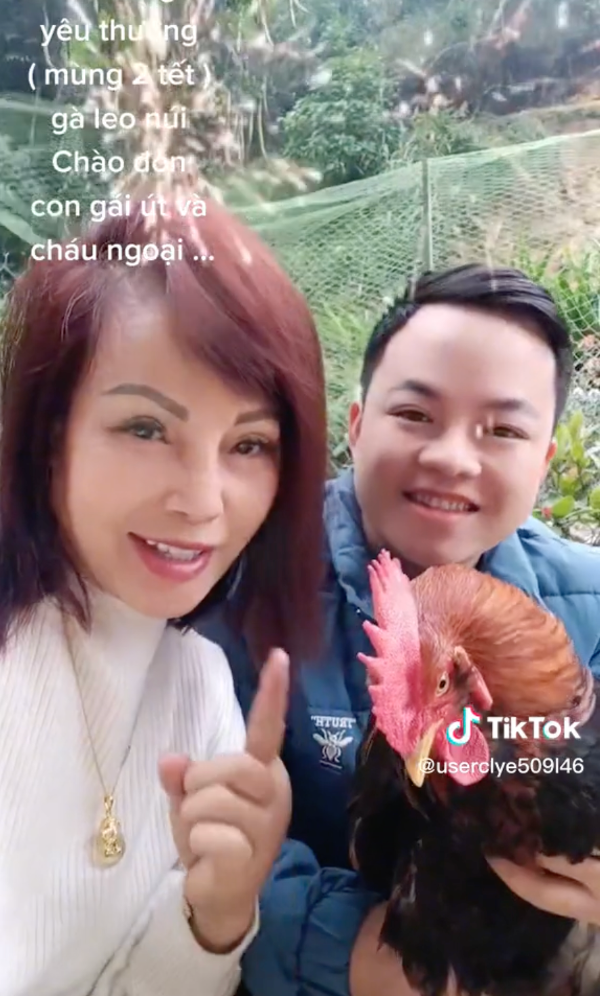 Cùng ông xã chuẩn bị các món ăn Tết.