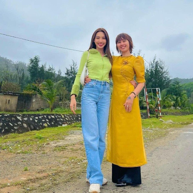 Mẹ ruột Hoa hậu Thuỳ Tiên nhan sắc thế nào mà đứng cạnh con được khen như chị gái sinh đôi - 5