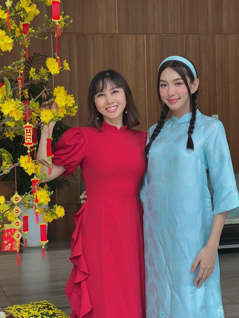 Mẹ ruột Hoa hậu Thuỳ Tiên nhan sắc thế nào mà đứng cạnh con được khen như chị gái sinh đôi - 1