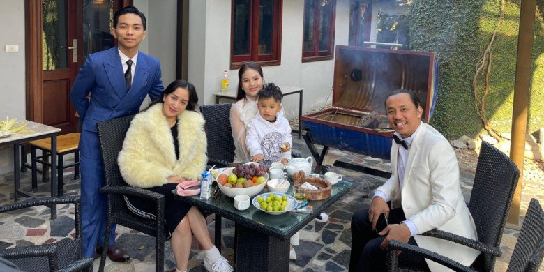 Khánh Thi - Phan Hiển chúc Tết gia đình Chí Anh hồi đầu năm 2023.