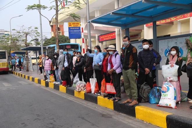Tại các bến xe lớn, tình trạng có dễ thở hơn do lượng người qua bến không quá lớn