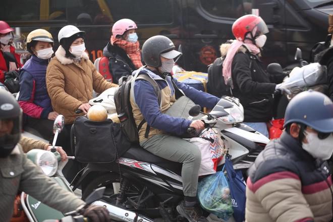 Càng về cuối giờ chiều, dòng phương tiện đổ về Thủ đô càng đông đúc