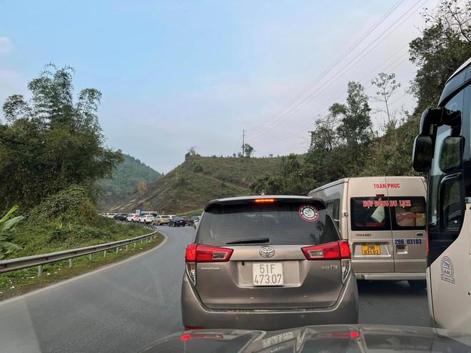 Quốc lộ 6 đoạn qua Tân Lạc- Hòa Bình cũng ùn tắc nghiêm trọng