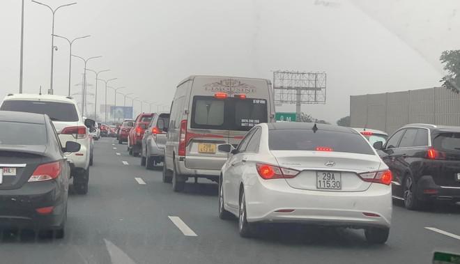 Cao tốc Pháp Vân- Cầu Giẽ hướng về Hà Nội ùn tắc kéo dài