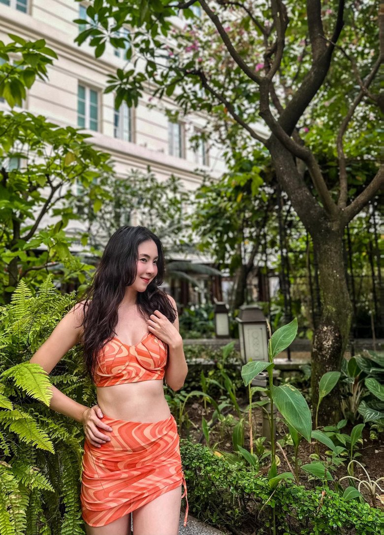 Chân dài cao 1m72 năm nay đã lần thứ 3 bước sang đầu 3 và vẫn khiến công chúng mê mẩn bởi sắc vóc tiên tử. Mới đây, cô còn khiến nhiều chị em phải... giật mình nhìn lại chính mình khi mới mùng 5 đã diện áo tắm khoe dáng điểm 10.