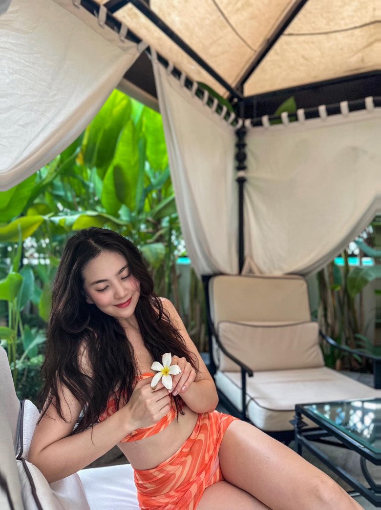 Mai Ngọc diện một thiết kế áo tắm màu cam. Cô chọn lựa góc chụp khoe dáng vô cùng tinh tế như mọi khi với chiếc khăn tắm quấn thành váy kín đáo.