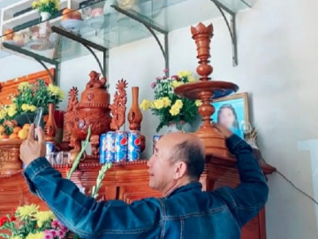 Trang hoàng nhà cửa đón Tết, chồng chụp ảnh đôi với bức ảnh thờ của vợ khiến ai xem cũng nghẹn ngào