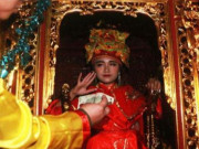Clip Eva - Chen nhau ngắm vẻ đẹp của tướng bà ở hội đền Gióng