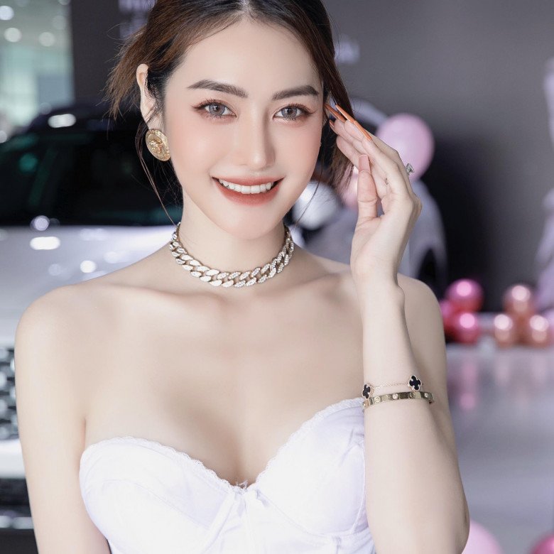 Đã từng có nhiều tranh cãi xoay quanh việc cô nàng tắm trắng, thẩm mỹ bơm môi,... Song phải dành lời khen cho Linh Chi vì nhan sắc theo thời gian đã mềm mại hơn.